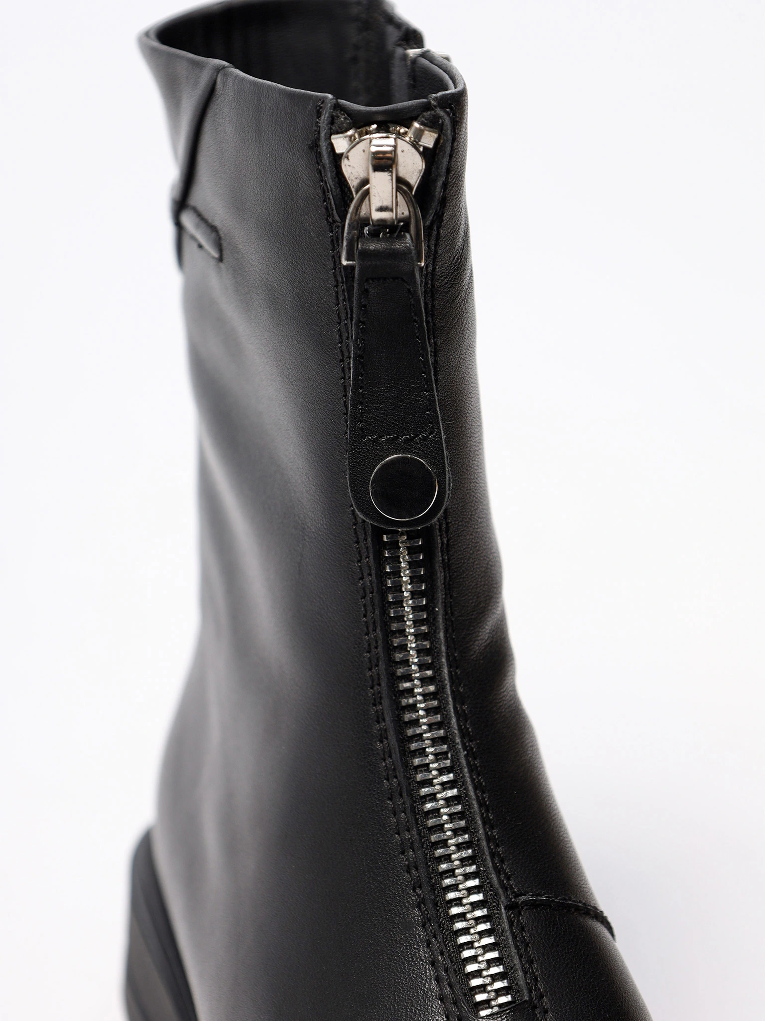 Ботинки черного цвета с декоративной молнией спереди